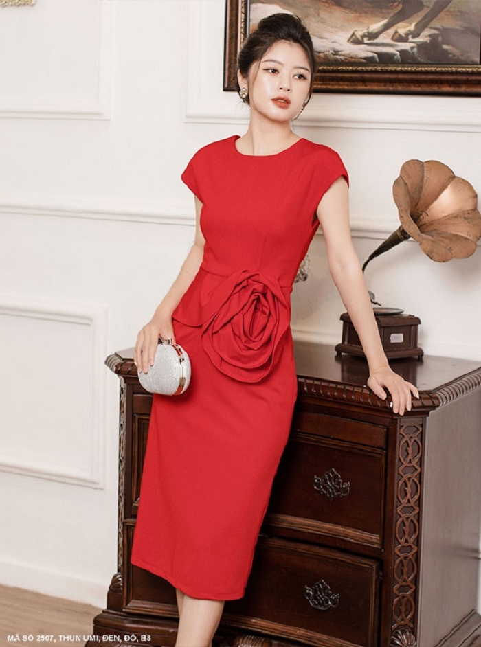 ĐẦM ÔM ĐÍNH HOA HỒNG LỚN BÊN EO SANG TRỌNG TRẺ TRUNG-2507